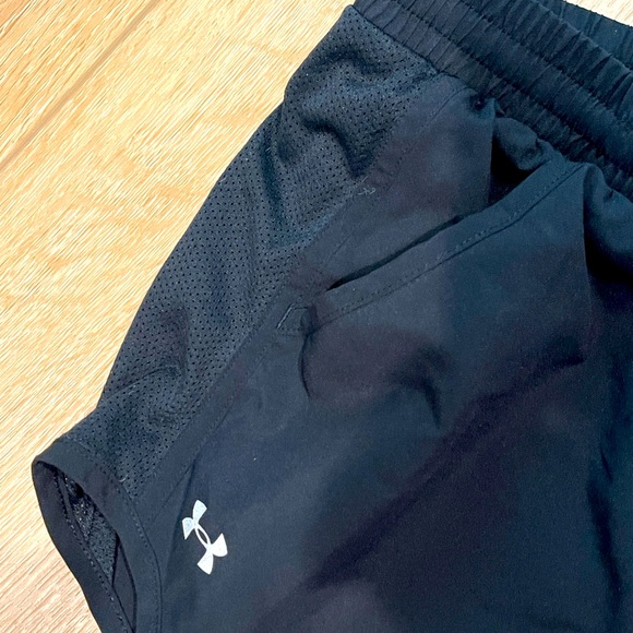 Women’s Under Armour Fly By Shorts - Picture 2 of 3